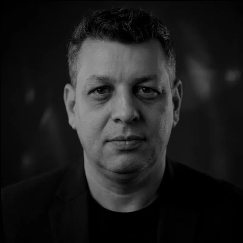 Retrato de Jaciel, fundador da Aleads, em preto e branco.
